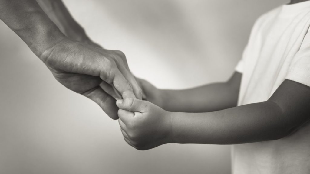 parent et enfant se tiennent les mains